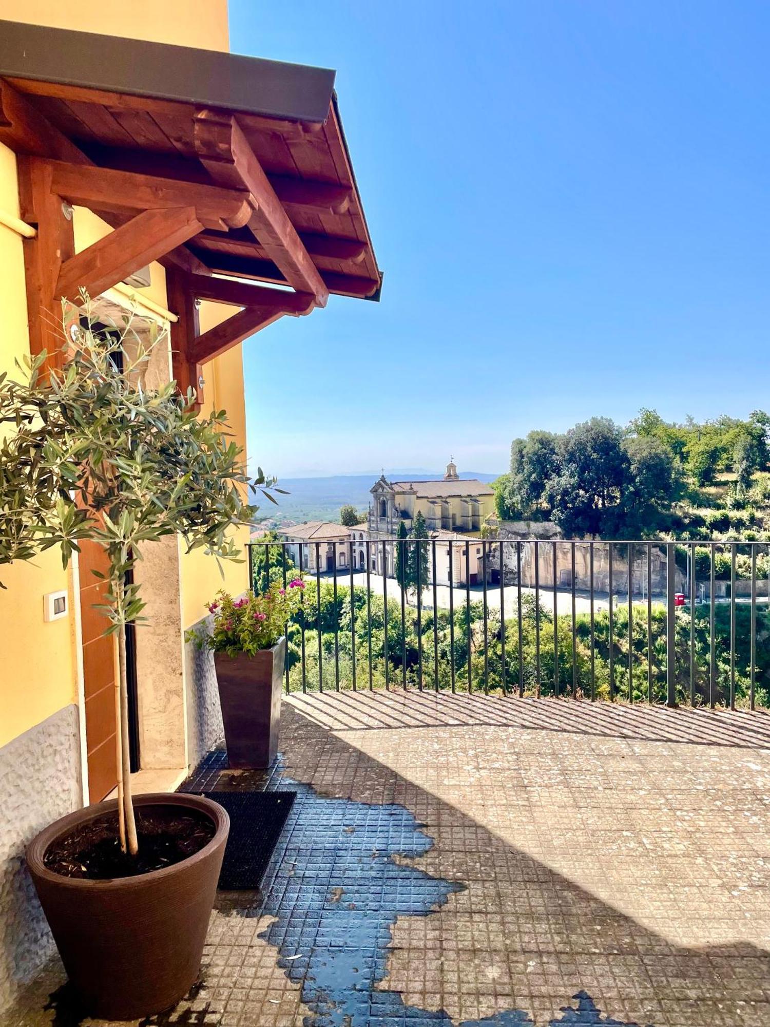 Casa Checca Appartamenti Per Vacanze Caprarola Exterior foto